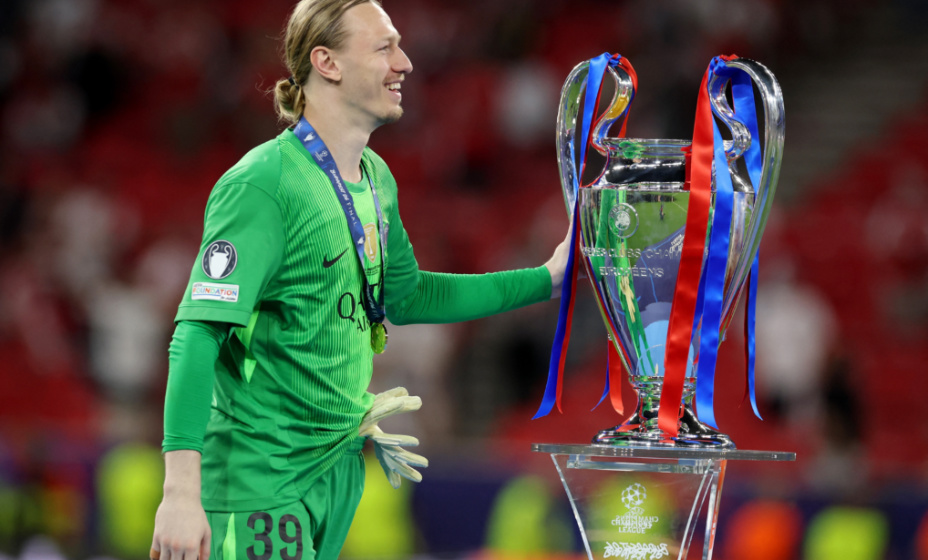 Матвей Сафонов во второй раз взял трофей Лиги чемпионов с