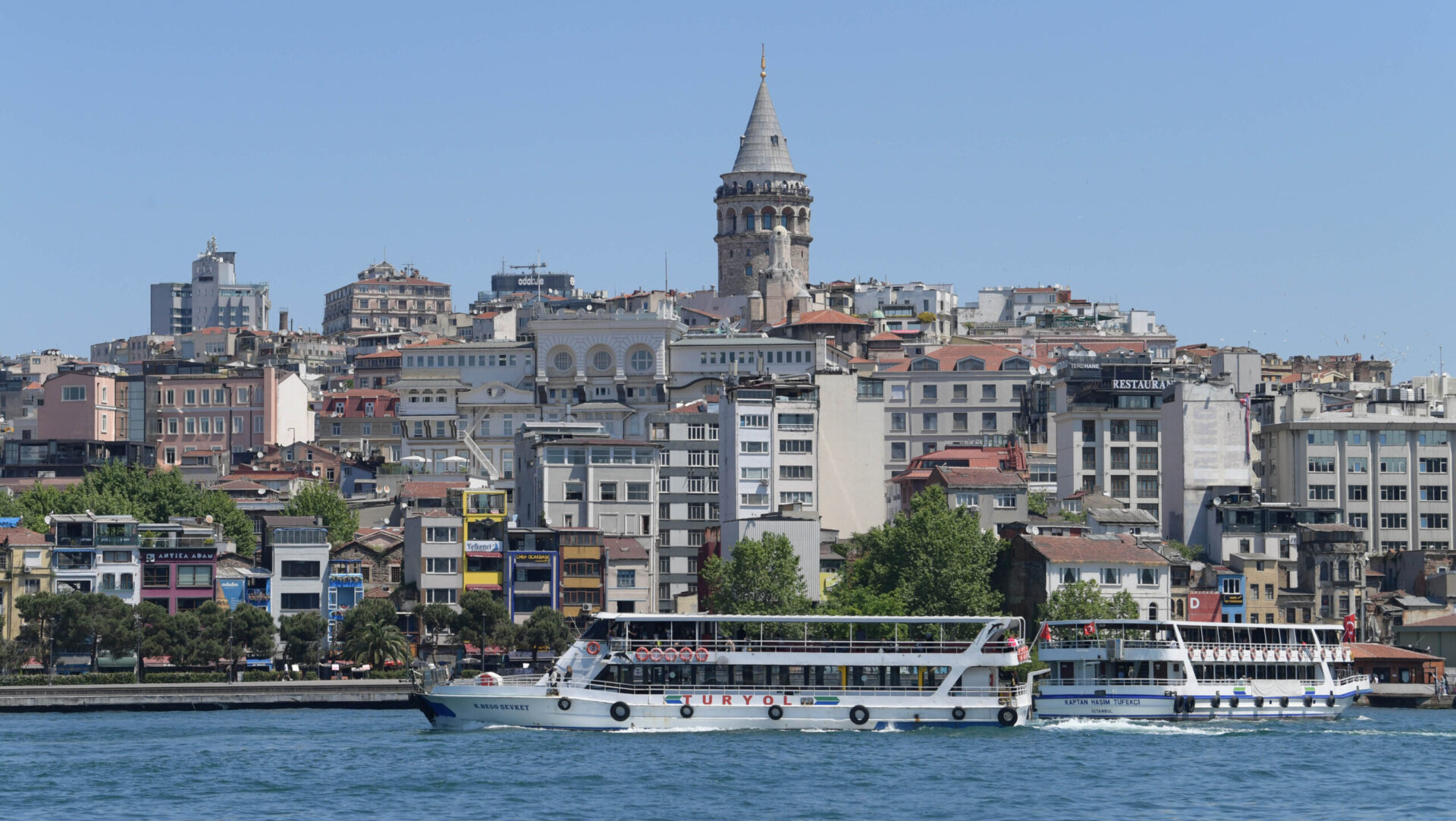 Круизные лайнеры курсируют по проливу Босфор, Стамбул.