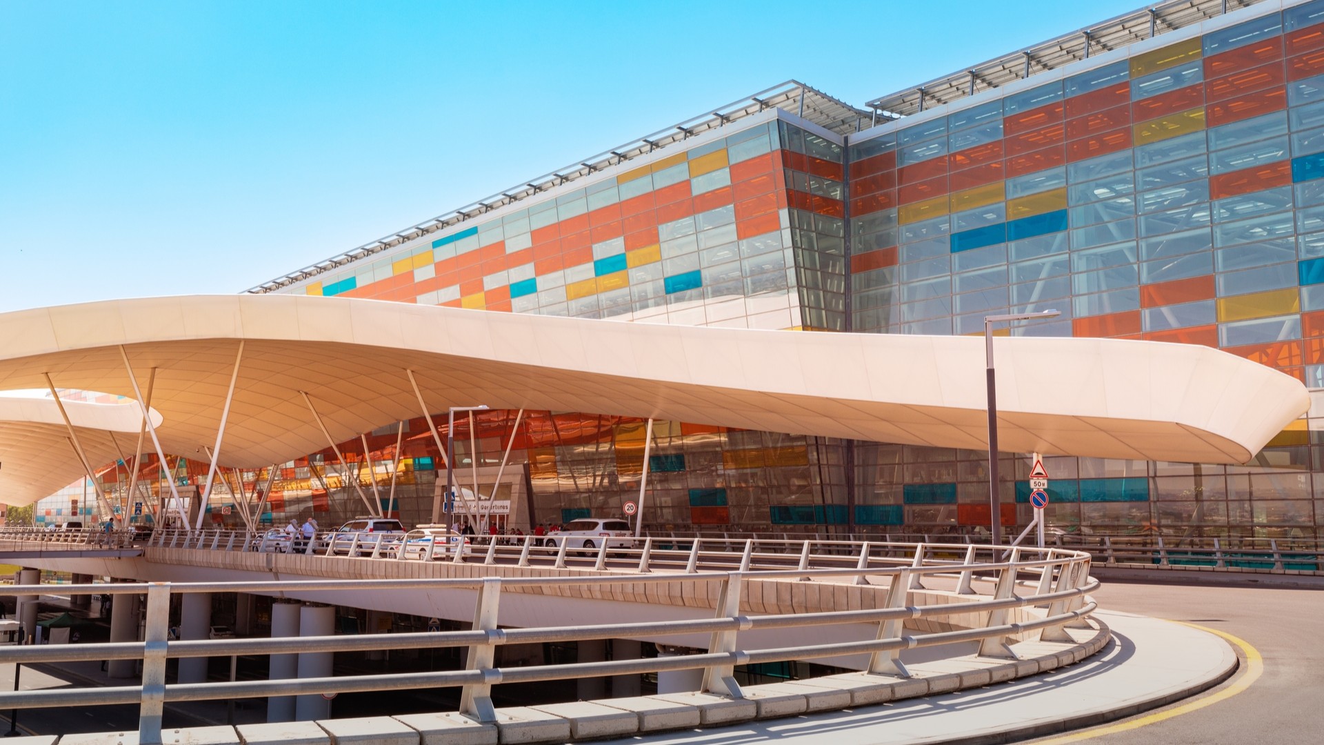 Главное здание аэропорта Звартноц, Ереван.