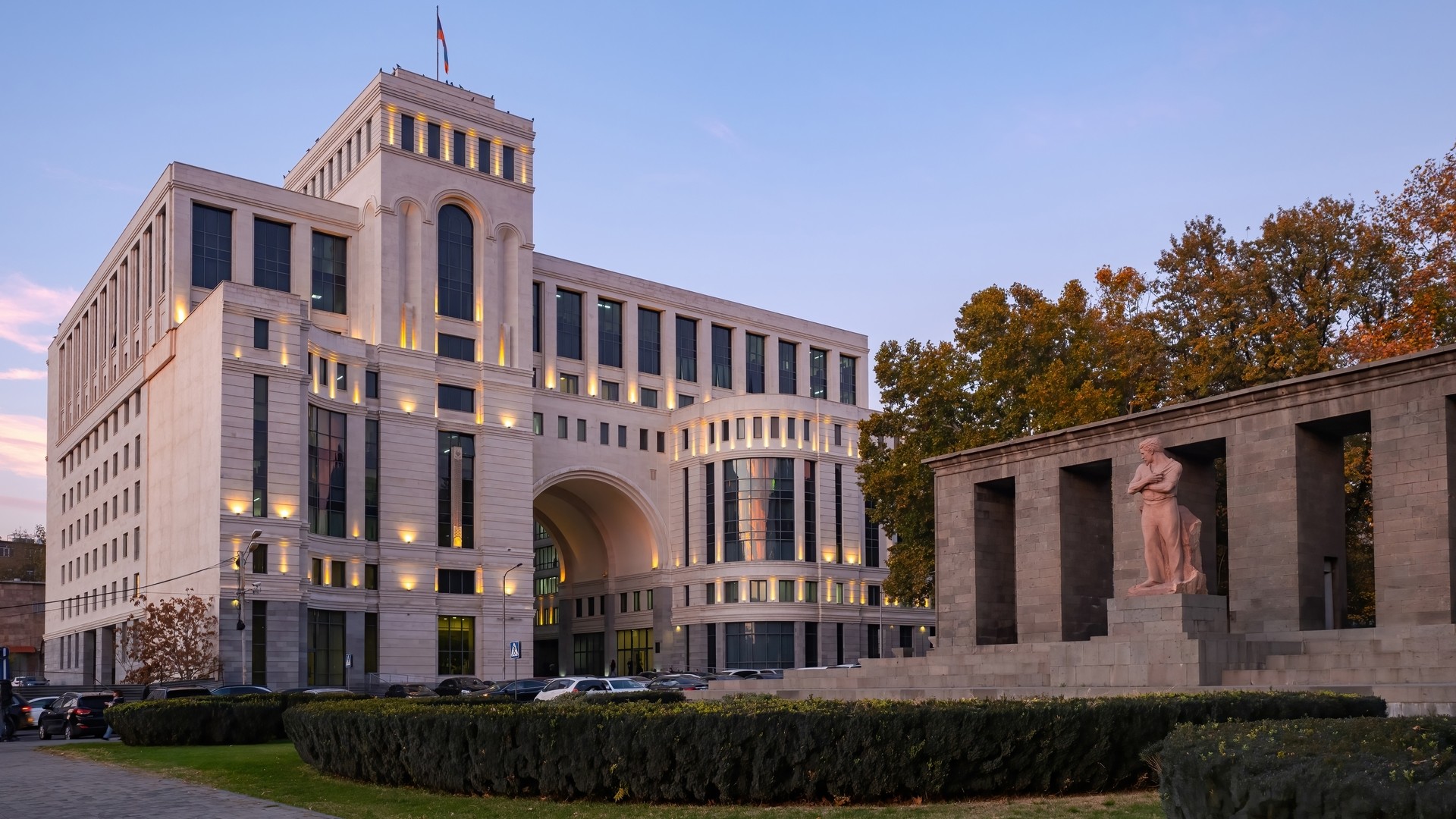 Министерство иностранных дел Армении и памятник Степану Шаумяну, Ереван.