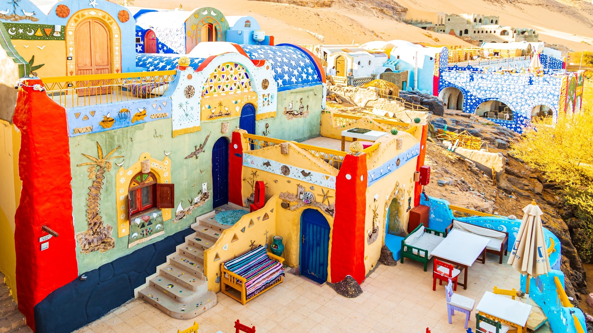 Красочные домики нубийской деревни в Асуане.