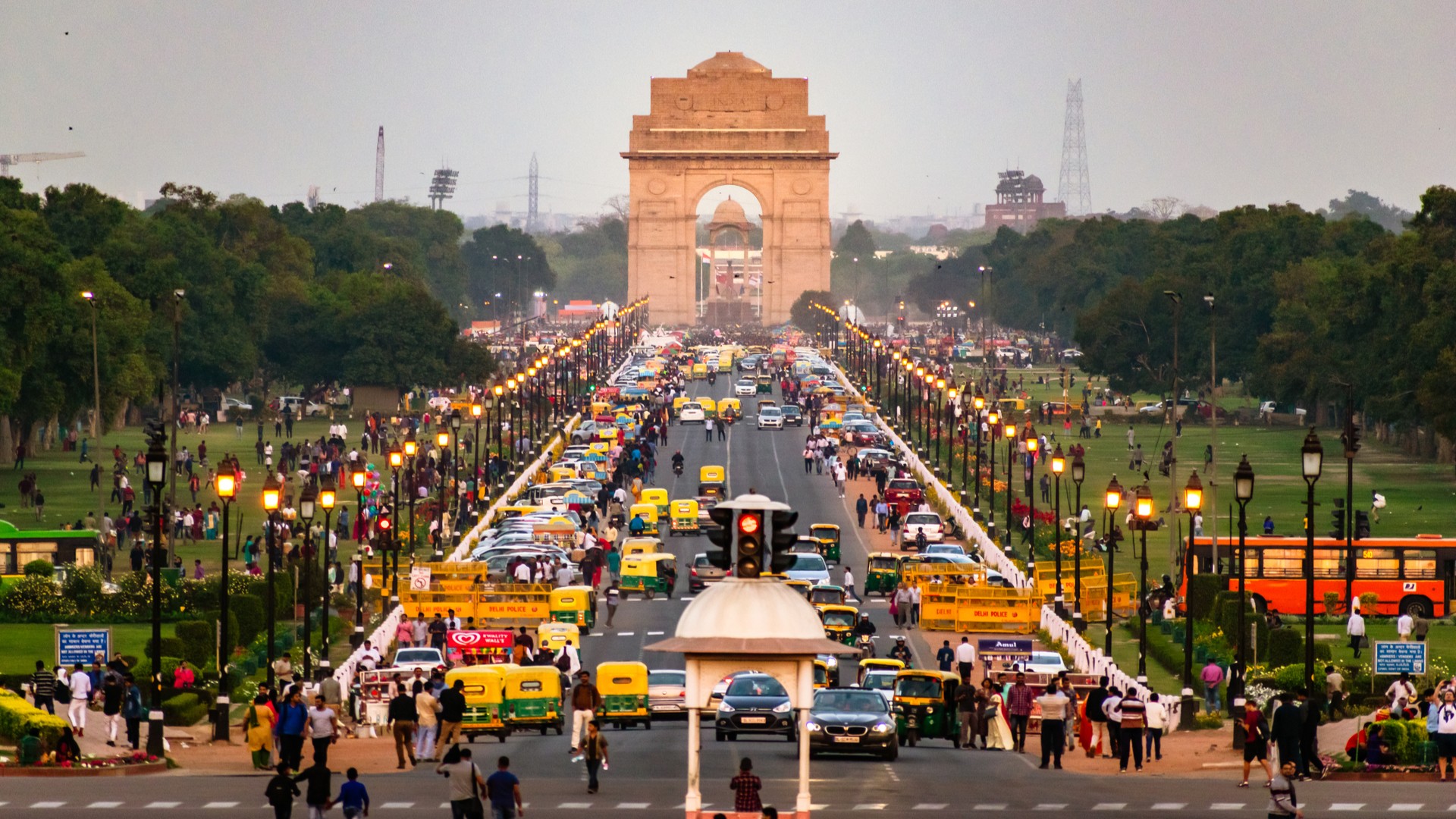 Вид на улицу Дели с Раджпатха на Индийские ворота на заднем плане.