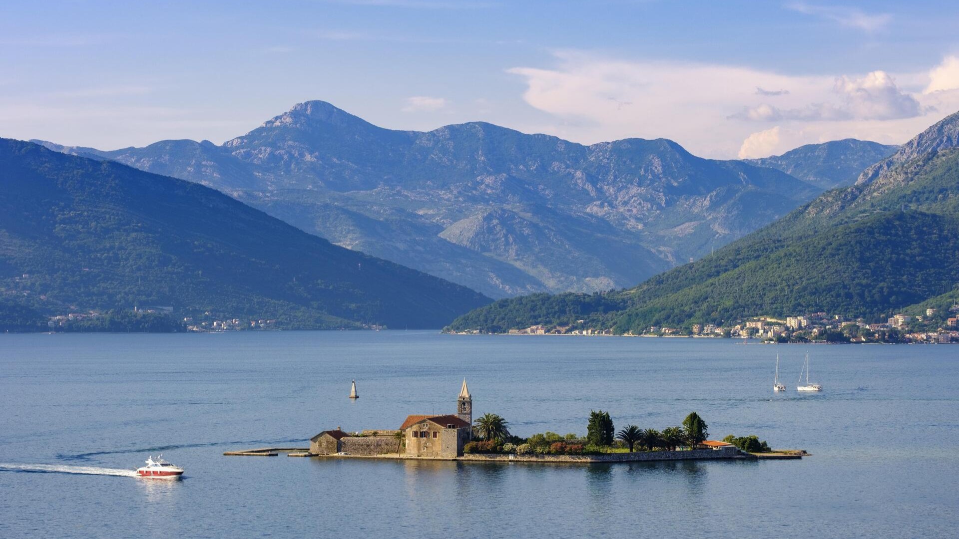 Остров Госпа од Мило, недалеко от Тивата, Тиватский бассейн, Которский залив.