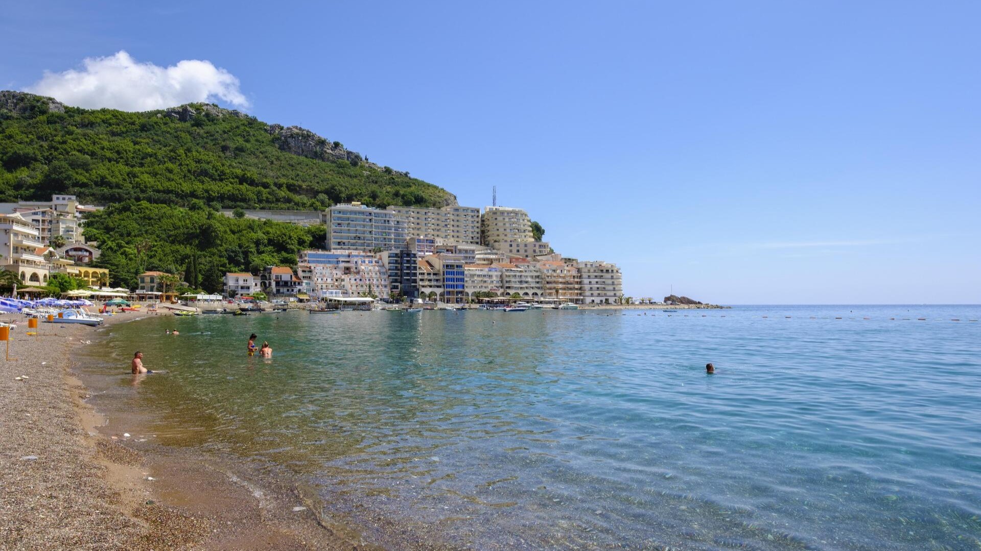 Пляж в Рафаиловичах, недалеко от Будвы.