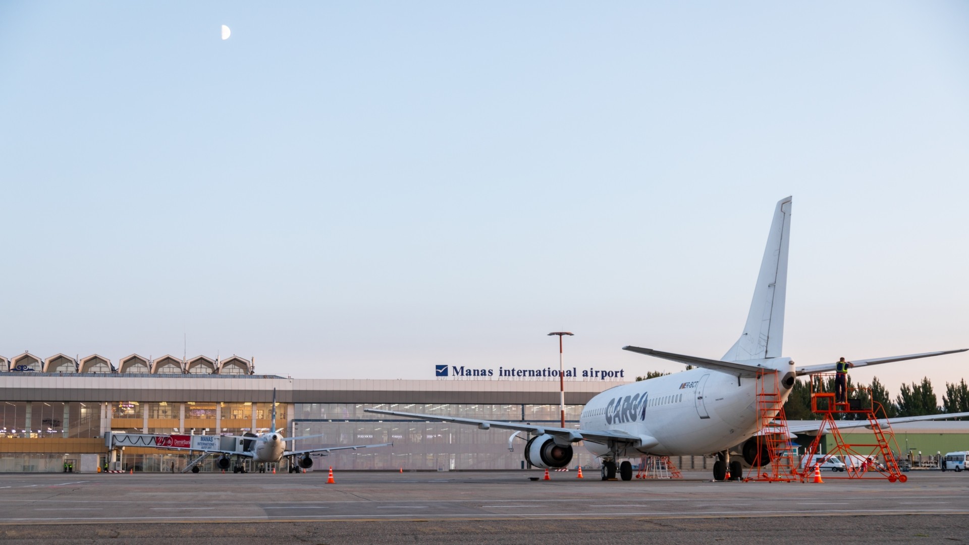 Здание международного аэропорта Манас с самолетами, Бишкек.
