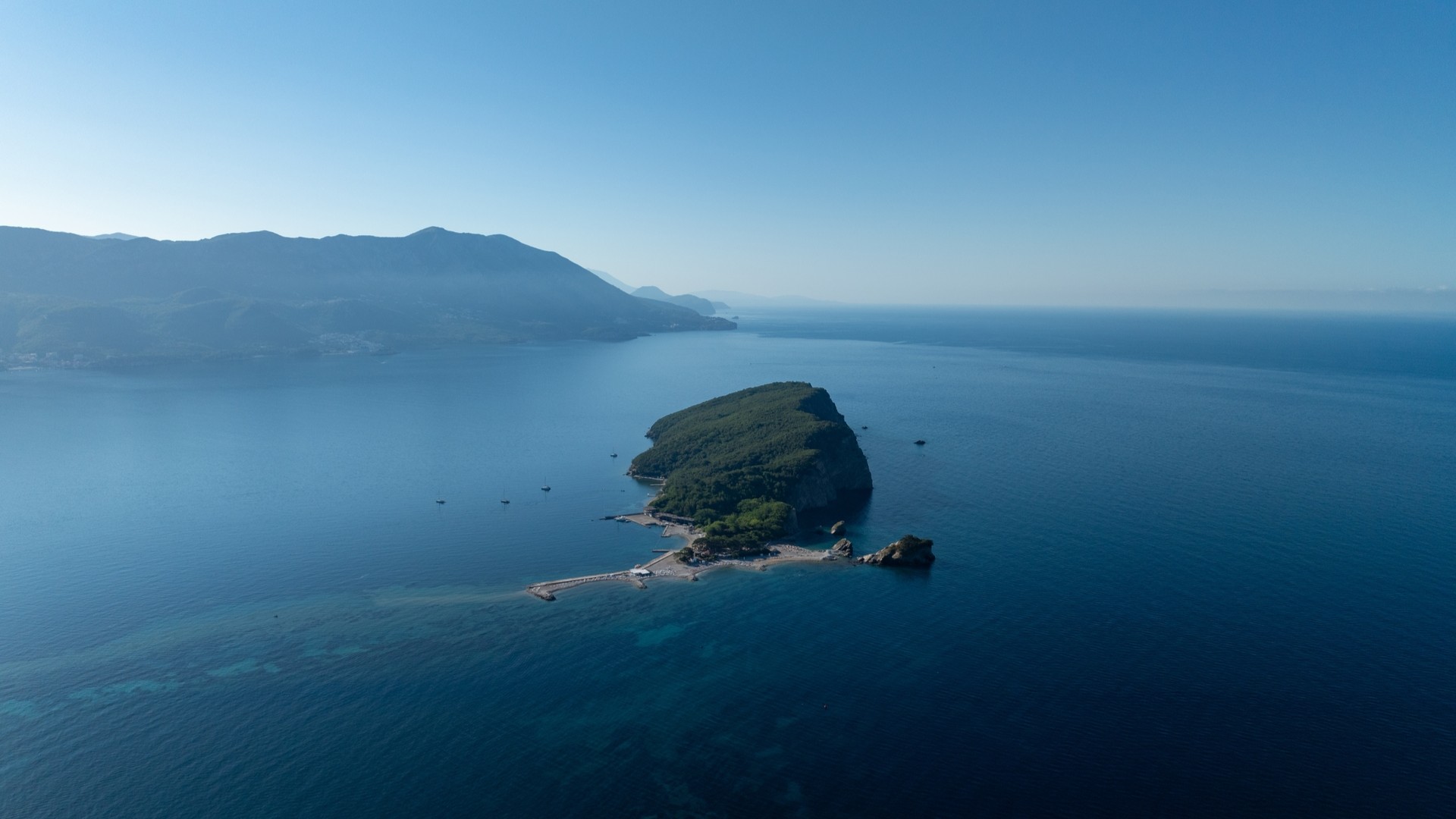 Вид на остров Святого Николая и пляж Гавайи, Черногория.