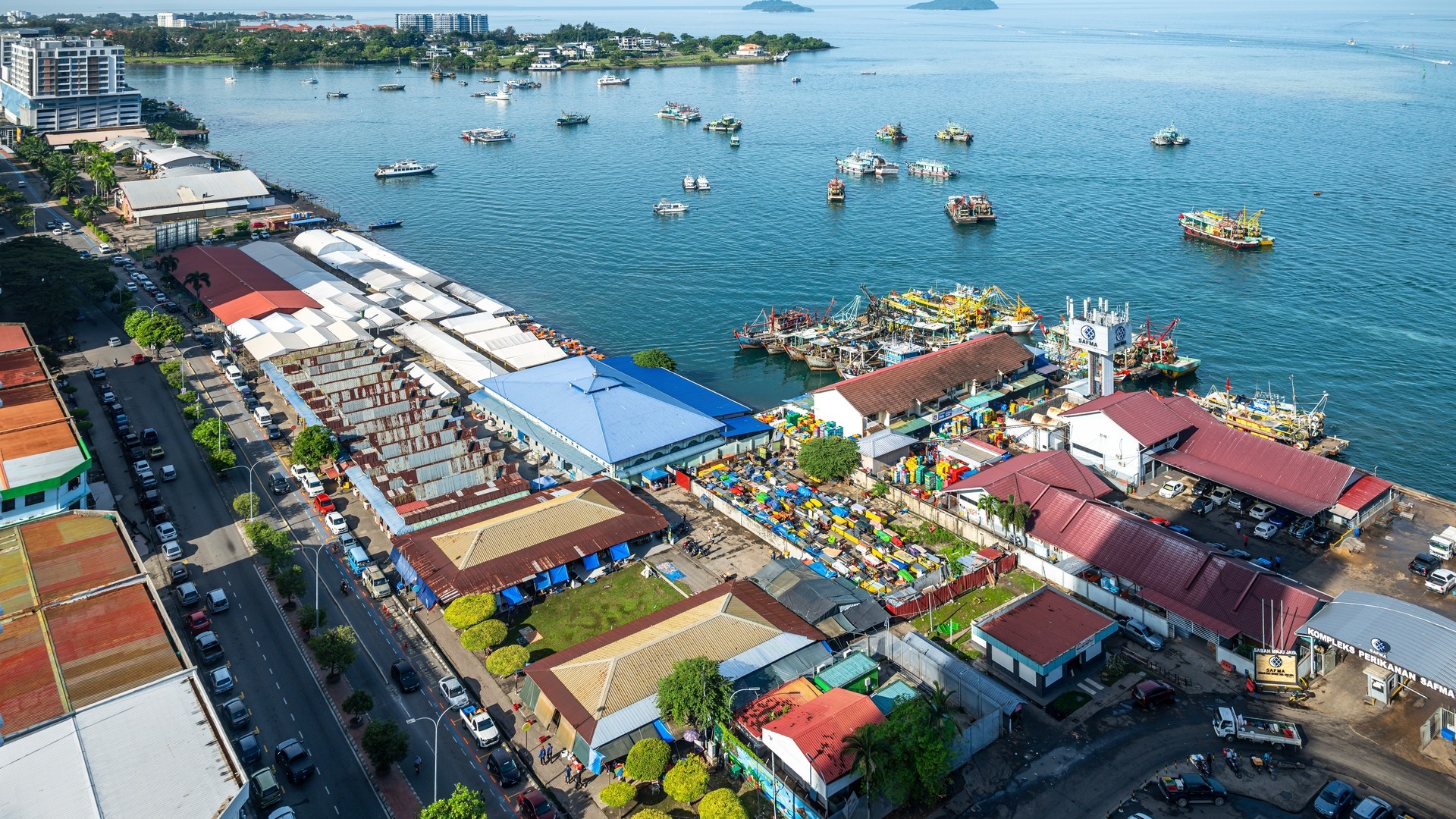 Набережная с рыбацкой гаванью и филиппинским рынком в Кота-Кинабалу.