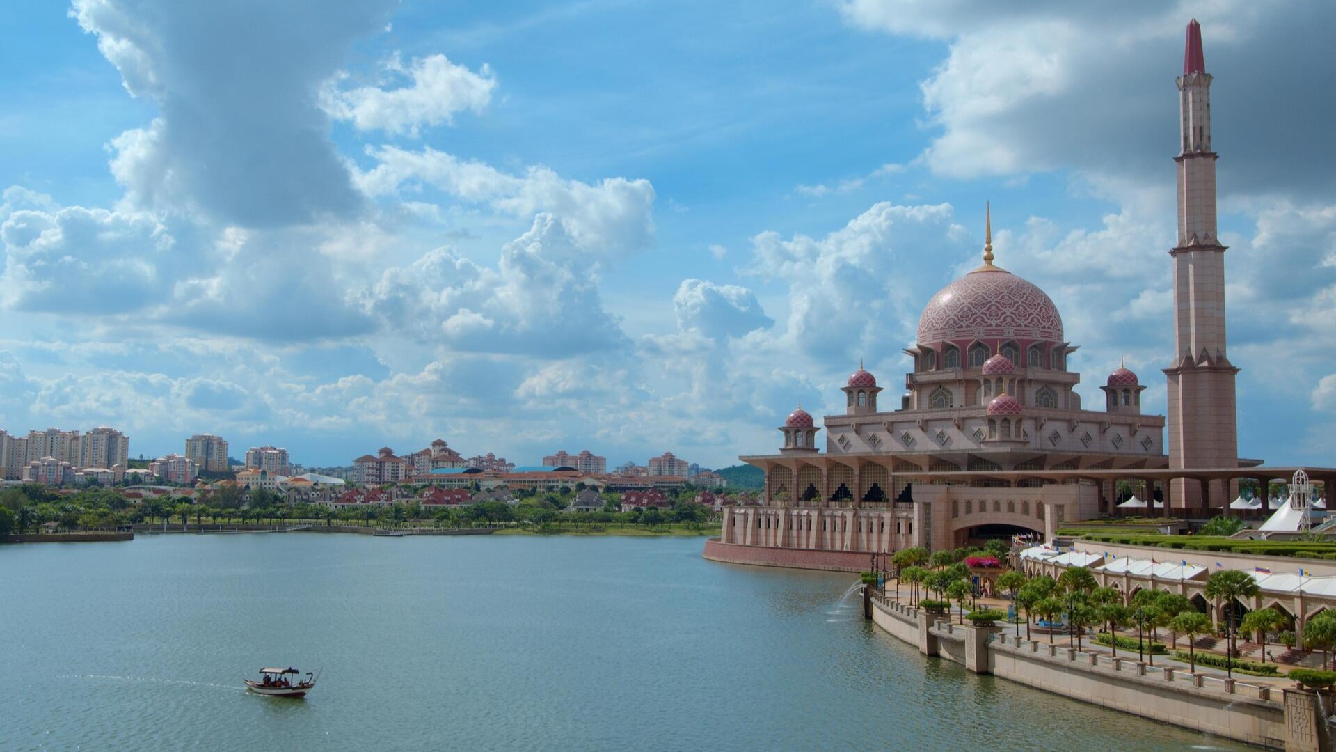 Мечеть Путра на берегу озера в Путраджае.