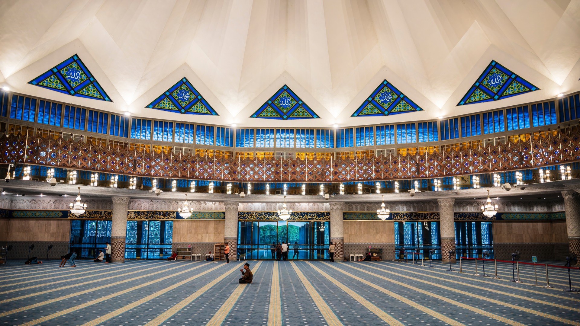 Внутренний вид Национальной мечети Малайзии.