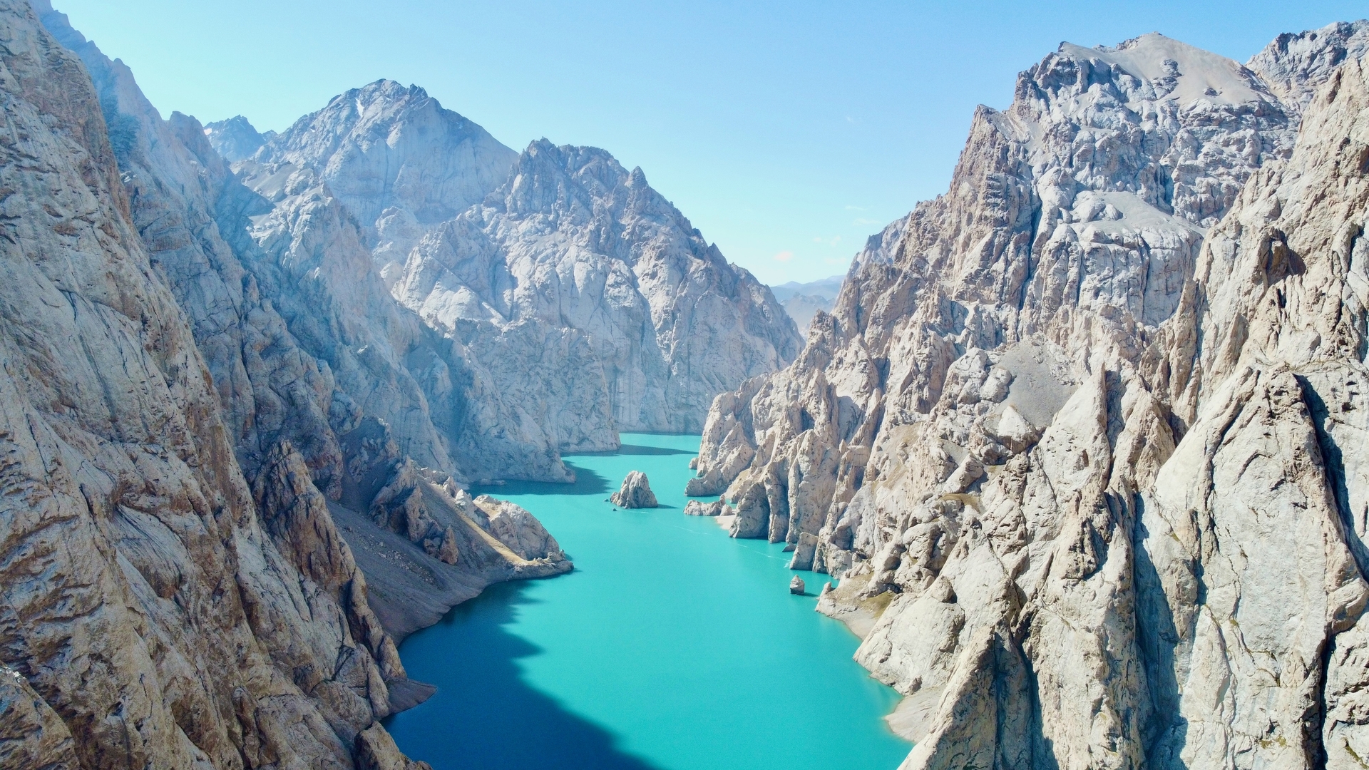 Озеро Кель-Суу в Киргизии.