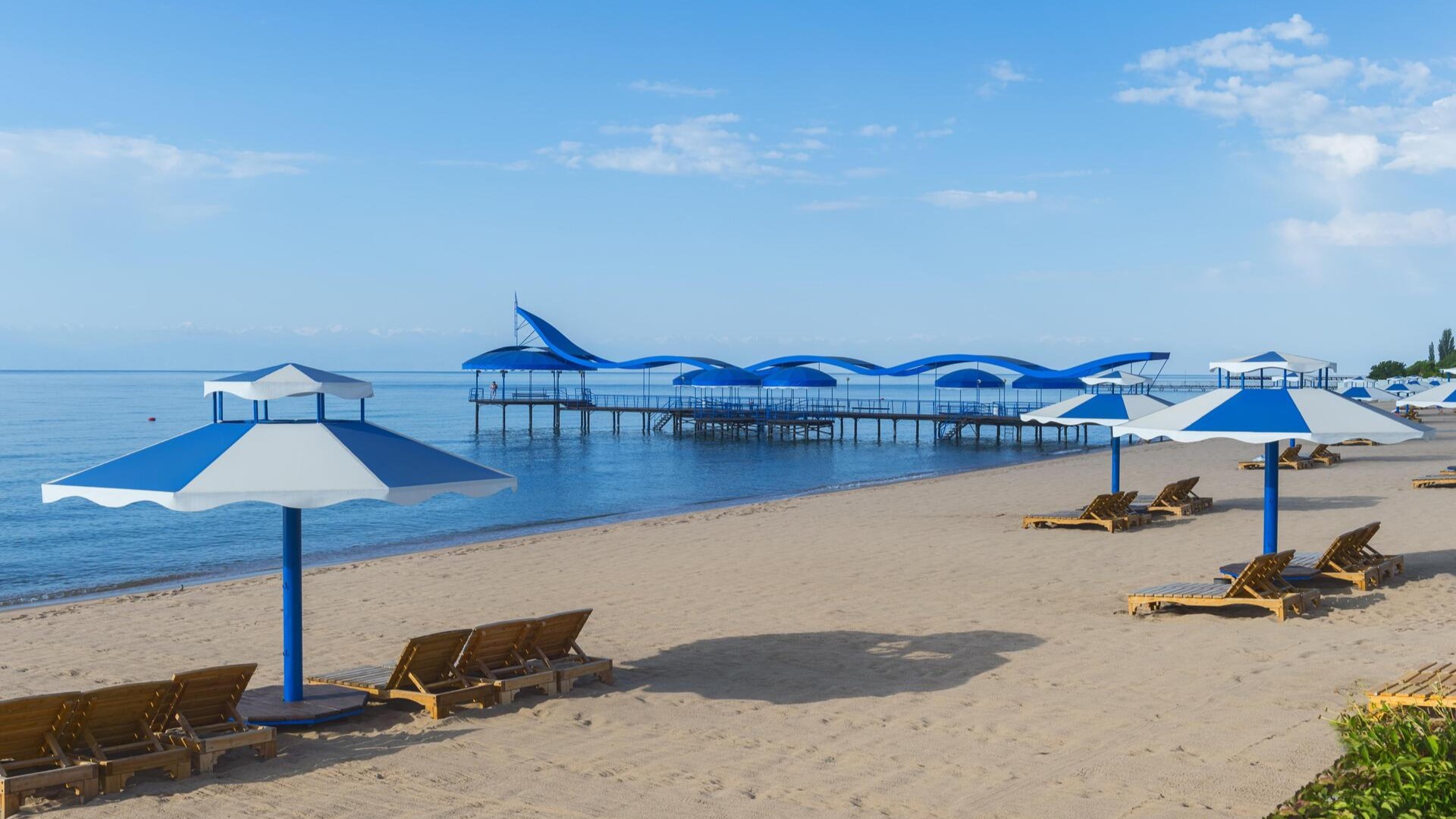 Курортный пляж Карвен, озеро Иссык-Куль, Кыргызстан.