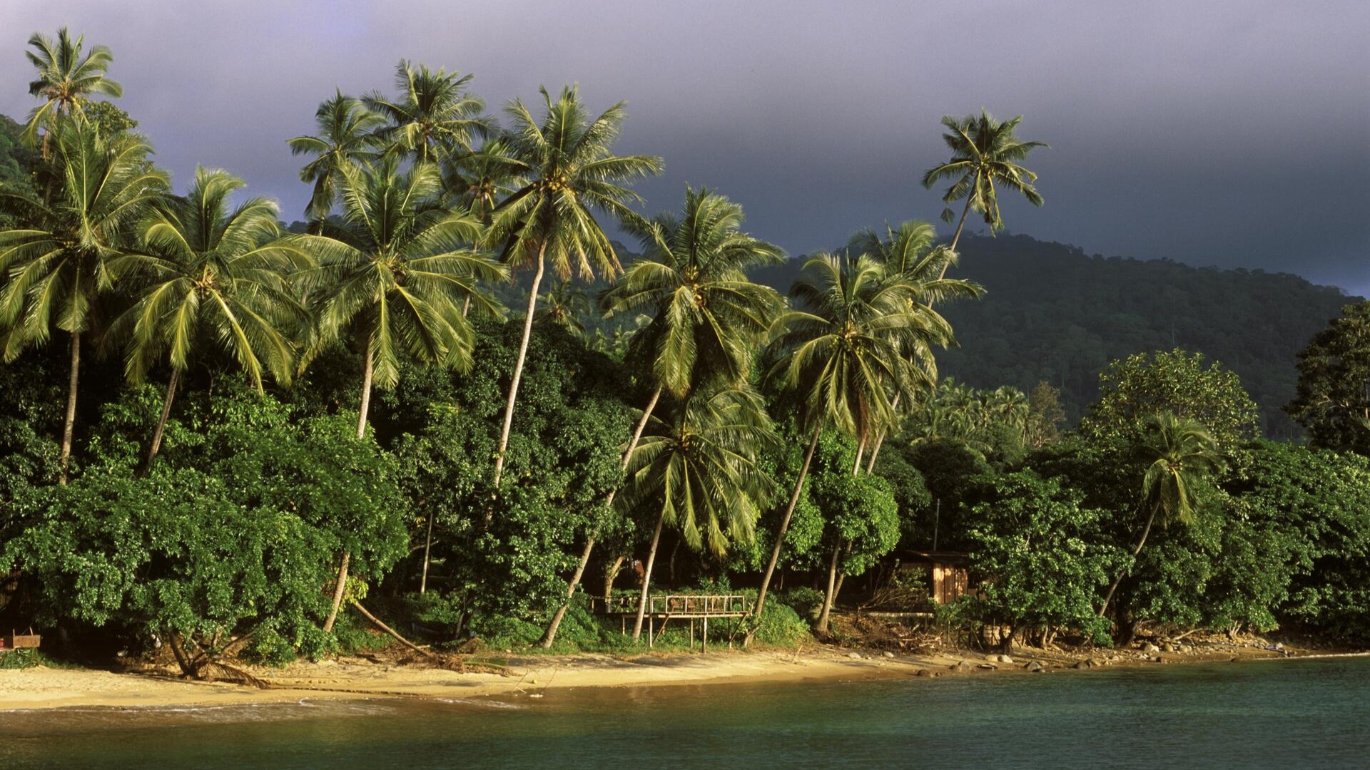 Пляж в Эйр-Батанге, остров Тиоман, Малайзия.
