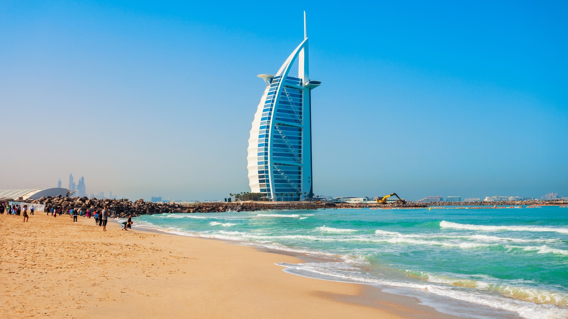 Вид на отель Burj Al Arab с пляжа Несснасс в Дубае.