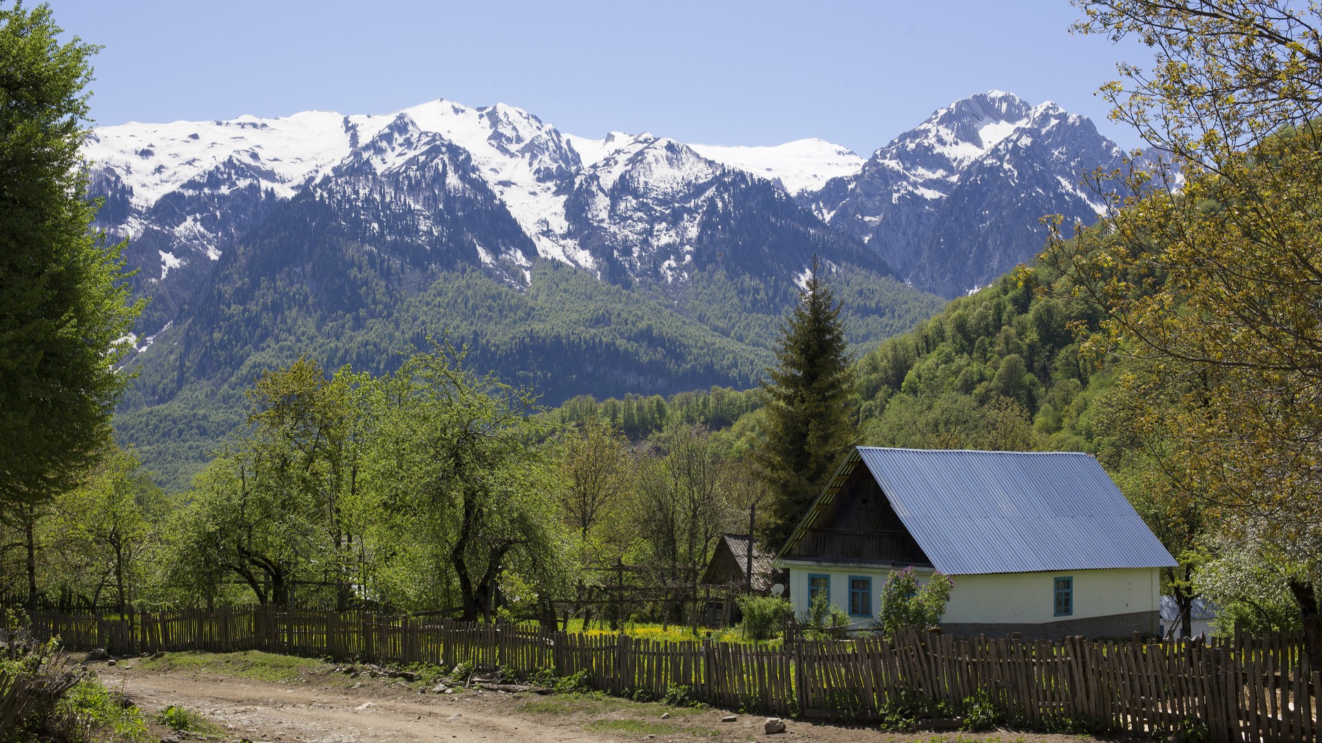 Альпийский пейзаж в сельской местности, Псху, Абхазия.