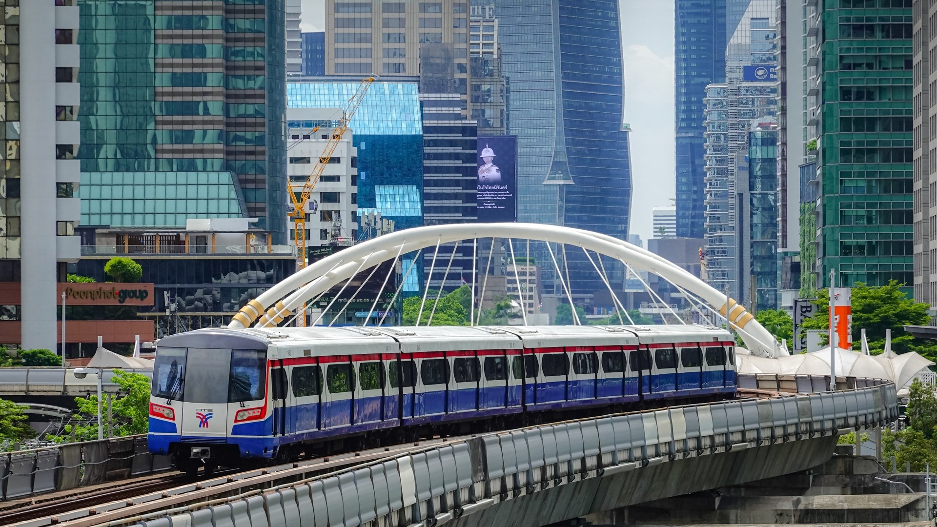 BTS Skytrain проезжает через мост Слоновой Кости в районе Силом, Бангкок.